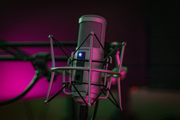 Quels sont les critères pour choisir un bon microphone USB pour des webinaires ?